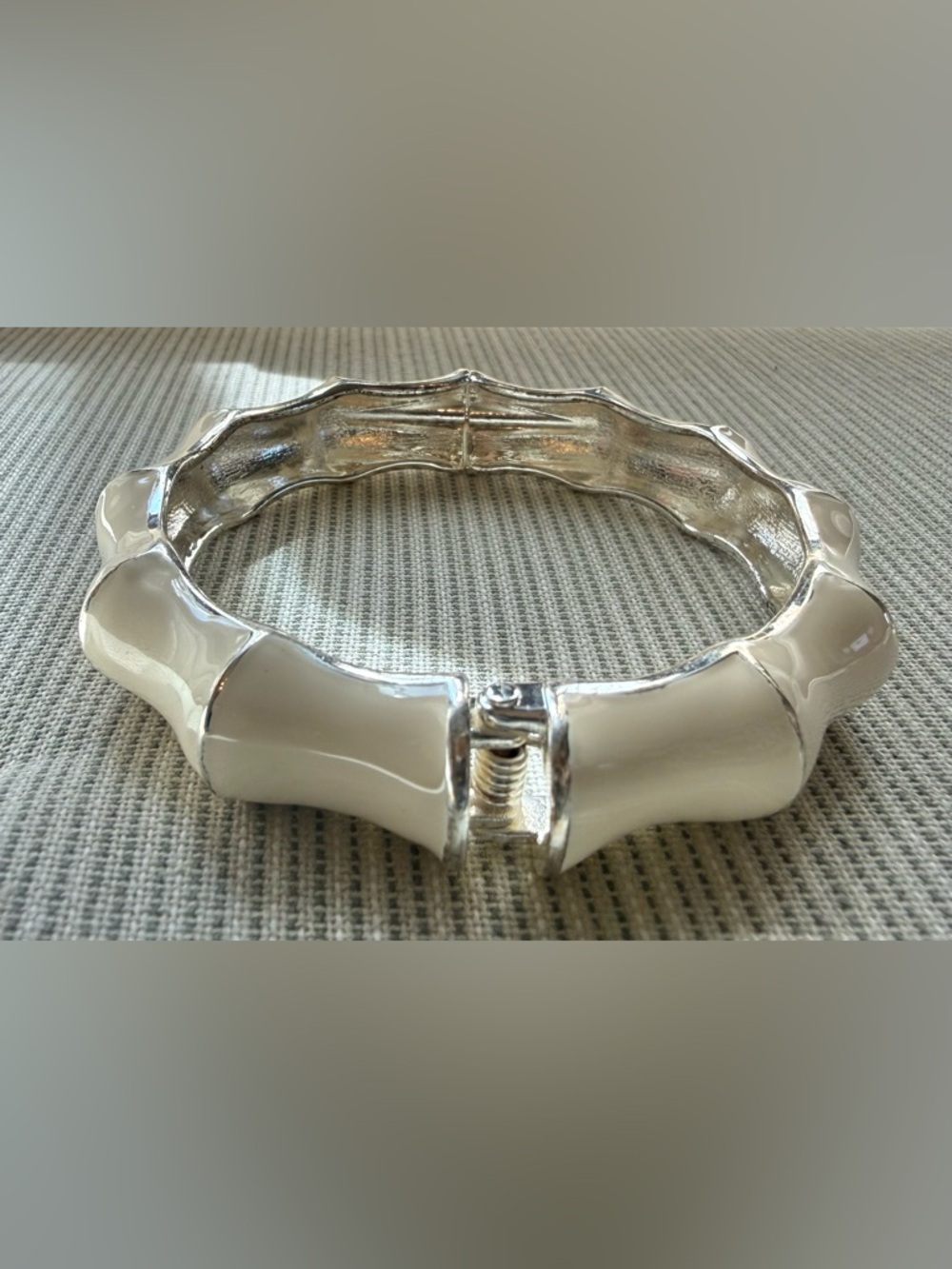 White Bamboo-Style Hinged Cream Enamel & Silver tone Vintage Bangle Bracelet - Picture 5 of 13